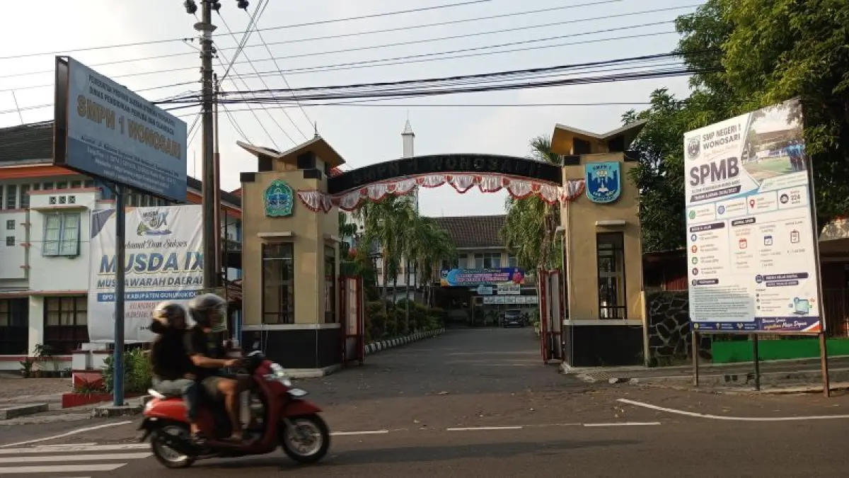 Pengendara sedang melintas di depan SMP Negeri 1 Wonosari. (Yusuf Bastiar/Radar Purworejo)