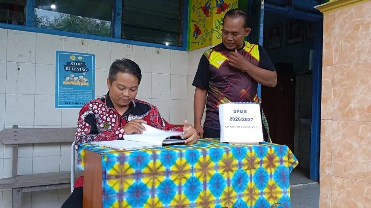 MENUNGGU:&nbsp;Kepala SD Negeri Kintelan 2 Jogja Kuswanto (batik) didampingi tenaga pengajar saat menunggu pendaftaran siswa baru, Jumat (26/6/2026). IWAN&nbsp;NURWANTO/RADAR JOGJA


