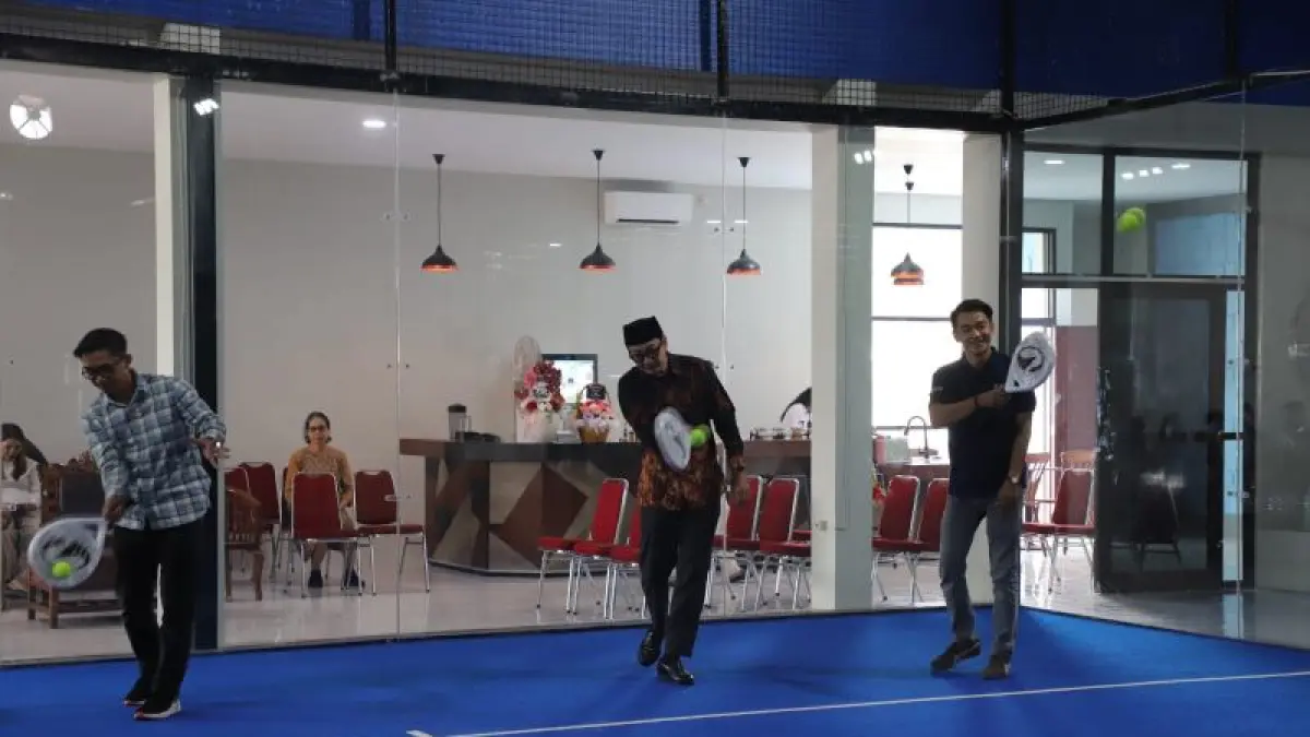 DAYA TARIK BARU: Wakil Bupati Purworejo Dion Agasi Setiabudi menjajal lapangan padel pertama yang hadir di Purworejo. (Dokumentasi Prokopim Purworejo)