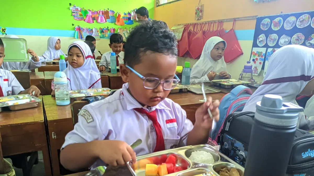 Ilustrasi murid SD mendapat MBG. Di Sragen, jumlah peminat SD negeri turun drastis. (DOK.RADAR SOLO)