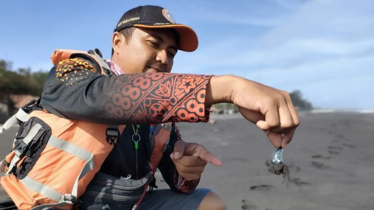 INI LHO: Kordinator Satlinmas Rescue Istimewa (SRI) Wilayah V Kulon Progo Aris Widyatmoko menunjukkan ubur-ubur Portugis. (Dokumentasi SRI Wilayah 5 Kulon Progo)