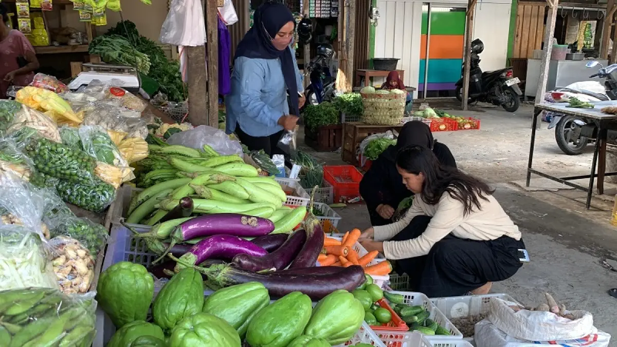 RAMAI: Pembeli mengunjungi lapak sayur milik Jalu di Pasar Wates. ANOM BAGASKORO/RADAR JOGJA


&nbsp;