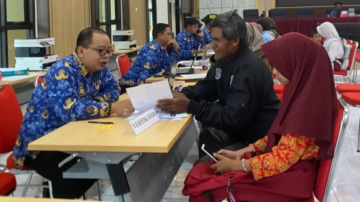 Siswa didampingi orangtuanya berkonsultasi di Posko SPMB Sragen. (Ahmad Khairudin/Radar Solo)