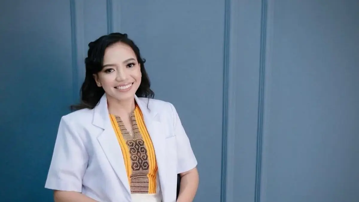 Potret dokter Icha saat menjalani pemotretan dengan menggunakan blazer putih. (X/uglyp0l)