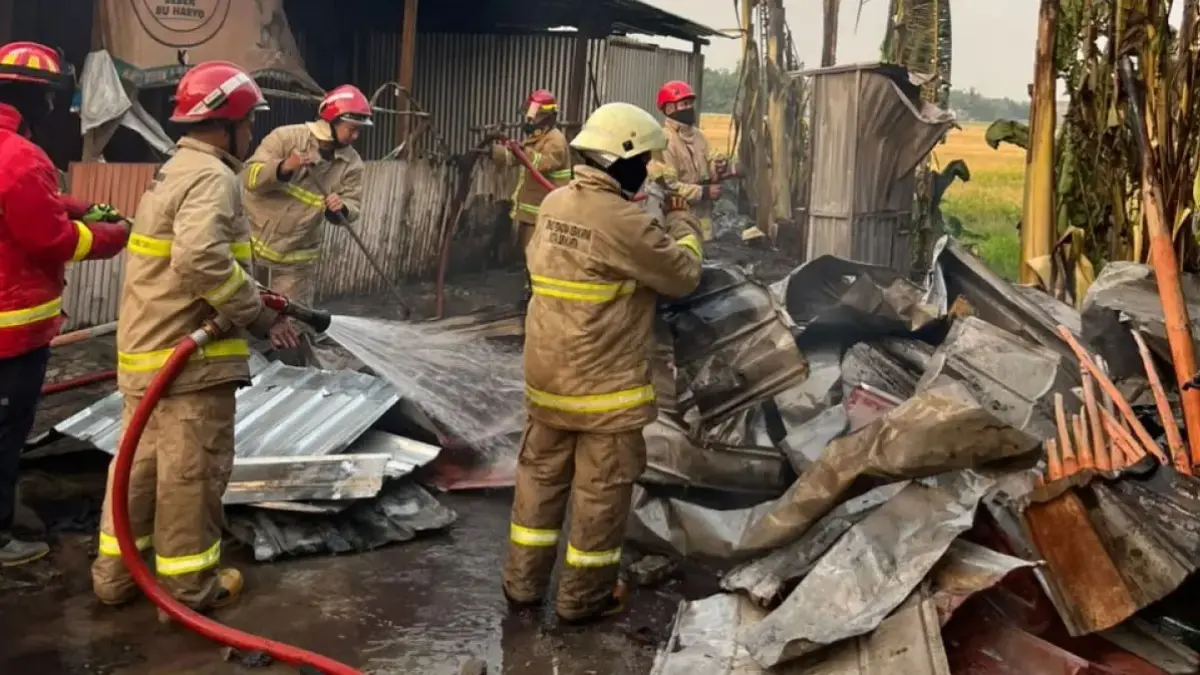 Personel Damkar Boyolali dan Solo padamkan api yang membakar gazebo di rumah makan Dukuh Brogo RT 05 RW 04, Desa Donohudan, Boyolali, Sabtu (4/7) sore. (istimewa)