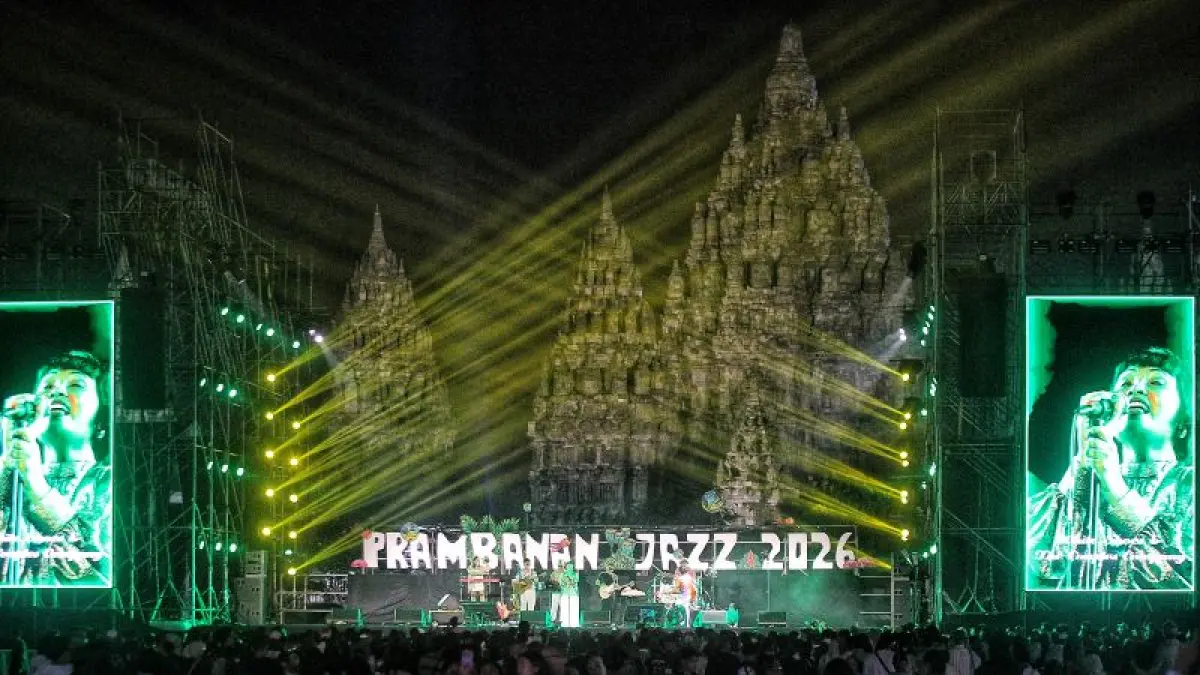 EVENT TAHUNAN: Penampilan White Shoes & The Couples Company memeriahkan Prambanan Jazz Festival 2026 yang mengusung tema "Celebrate The Joy" di kompleks Candi Prambanan, Sleman Sabtu (4/7). (GUNTUR AGA TIRTANA/RADAR PURWOREJO)
