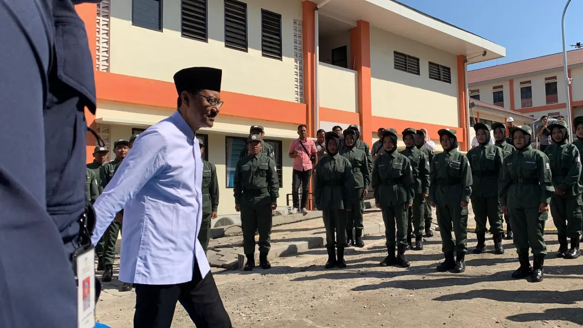 Menteri Sosial RI mendapat sambutan dari siswa sekolah rakyat dengan yel-yel ala militer.