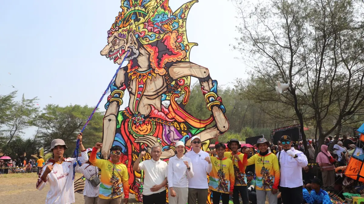 Wakil Bupati Purworejo Dion Agasi Setiabudi menyaksikan langsung Festival Layang-Layang Tingkat Nasional di Pantai Ketawang, Kecamatan Grabag. (Dokumentasi Prokopim Purworejo)