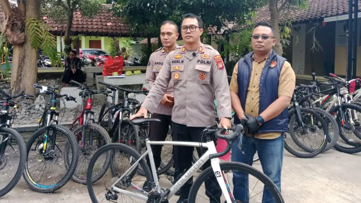 BARANG BUKTI: Jajaran Polsek Berbah saat menunjukkan sepeda yang dicuri oleh lansia di Mapolsek Berbah Selasa (7/7). (Delima Purnamasari/Radar Purworejo)