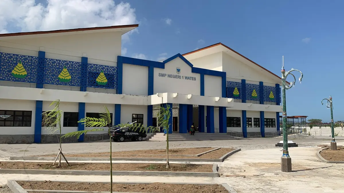 Pekerja masih melakukan pembangunan landscape di SMPN 1 Wates.