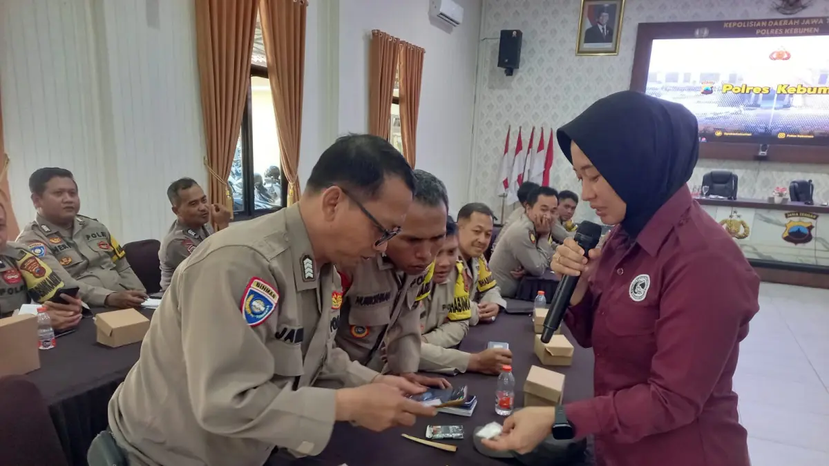 Satreskrim Narkoba Polres Kebumen memberikan pemahaman kepada Bhabinkamtibmas terkait pola peredaran narkoba yang menyasar kelompok pelajar, Selasa, (7/7).(Dokumentasi Polres Kebumen)