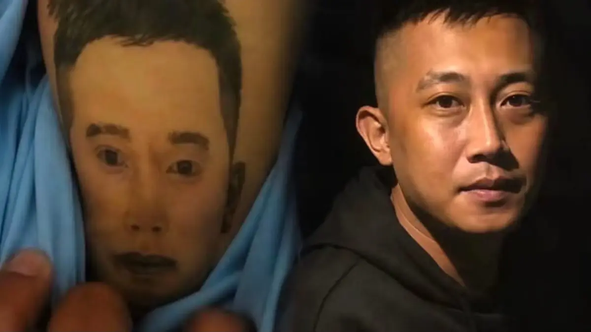 .Taufik Hidayat memperlihatkan tato bergambar wajahnya dalam sebuah unggahan yang beredar di media sosia. (X/@ameydeen_)