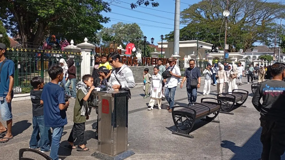 CARA BENAR: Wisatawan saat minum dan mengisi botol di fasilitas water station di depan Benteng Vredeburg pada Rabu (8/7/2026). Cara tersebut merupakan salah satu cara yang benar. IWAN NURWANTO/RADAR JOGJA