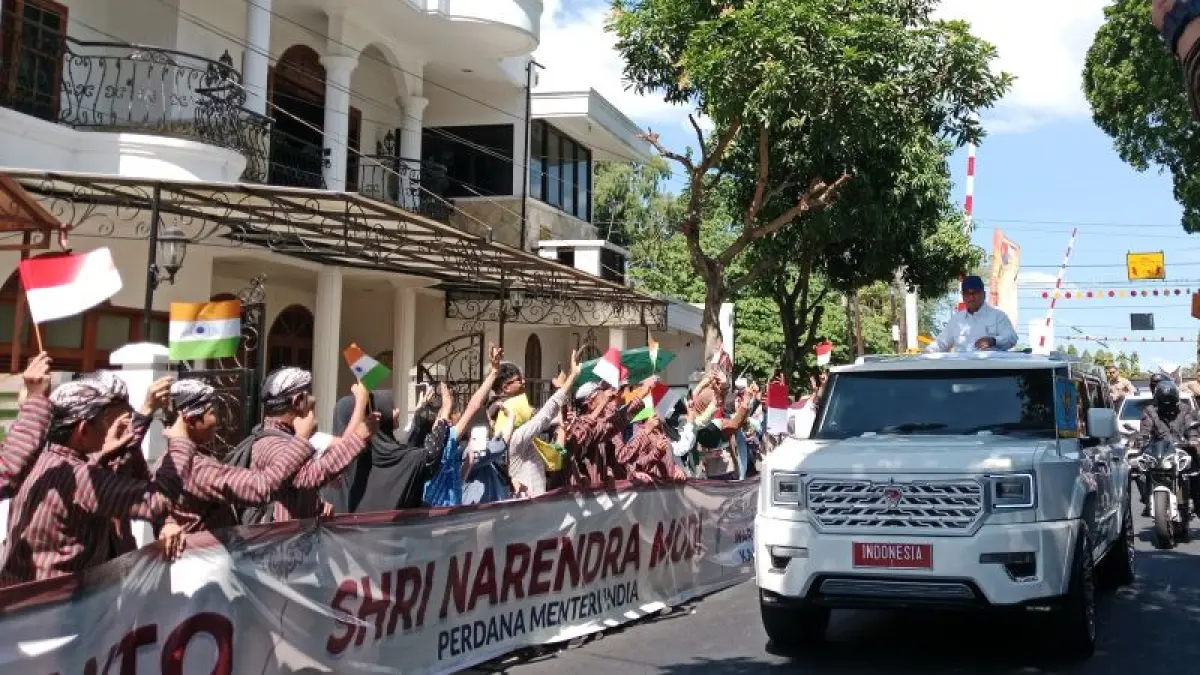 KUNJUNGAN KENEGARAAN: Rombongan Presiden Republik Indonesia Prabowo Subianto disambut oleh para siswa saat tiba di kawasan Pangkalan TNI AU Adisucipto Rabu (8/7).&nbsp;(Delima&nbsp;Purnamasari/Radar Purworejo)