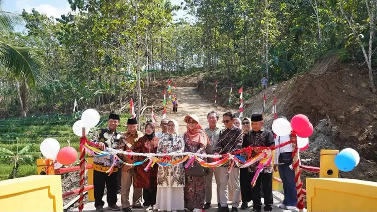 Momen pemotongan pita yang yang dilakukan oleh Bupati Kebumen (threads/@thyhayaa)