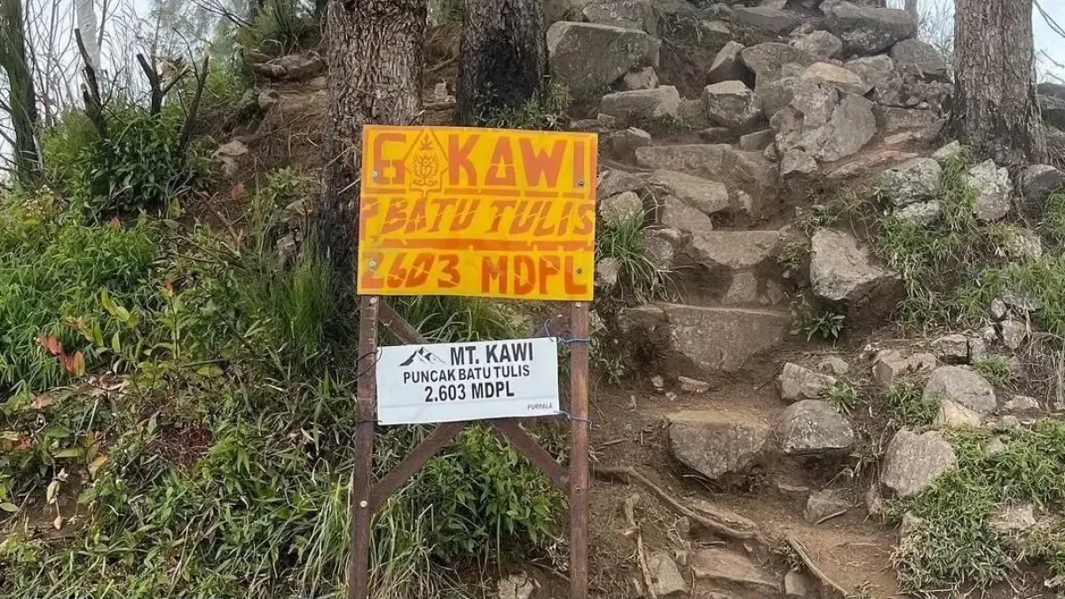 Puncak Batu Tulis di Gunung Kawi, Kabupaten Malang, berada pada ketinggian 2.603 mdpl dan menjadi salah satu titik favorit pendaki untuk menikmati panorama pegunungan. (Pinterest)