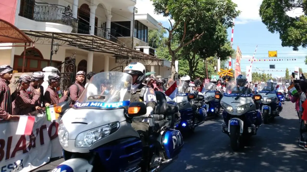 Siswa berjejer menyambut rombongan Presiden RI Prabowo Subianto di Sleman Rabu (8/7). (Delima Purnamasari/Radar Jogja)