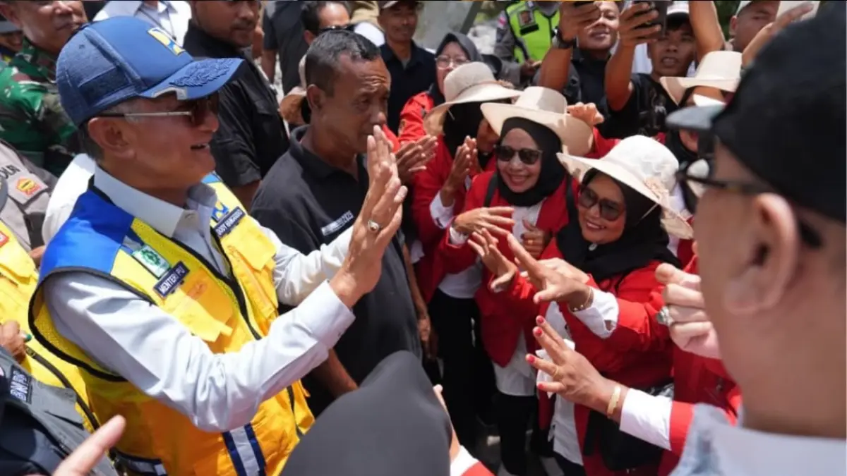 Menteri Pekerjaan Umum (PU) Dody Hanggodo saat meninjau Jembatan Enang-Enang (Instagram/@kementerianpu)&nbsp;