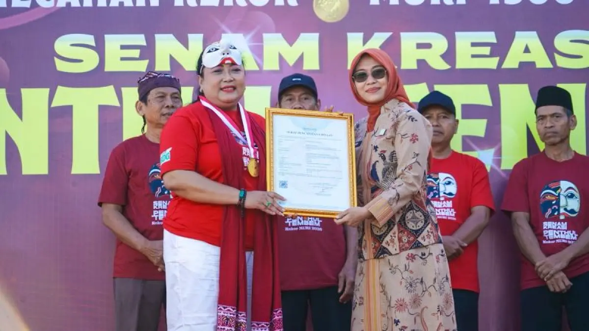 Bupati Gunungkidul Endah Subekti Kuntariningsih saat menerima Rekor MURI soal penyelenggaraan Senam Kreasi Topeng Penthul Tembem. (Dzika Fajar/Radar Purworejo)