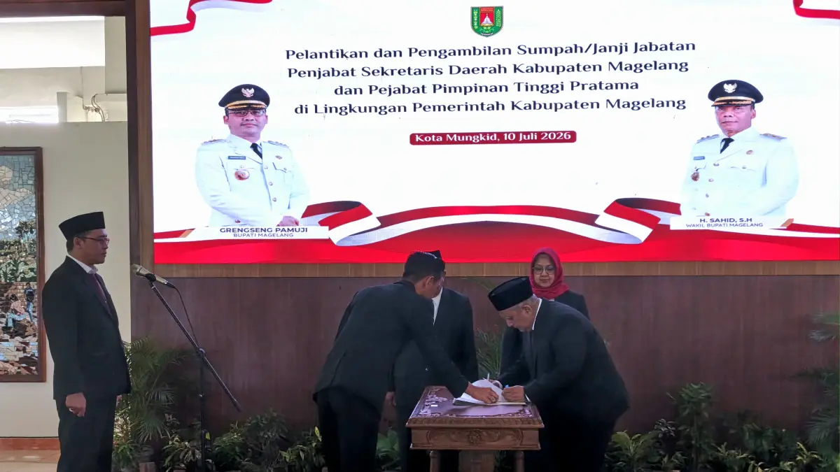 Bupati Magelang melantik dan mengambil sumpah jabatan para eselon II di Pendopo drh Soepardi, Jumat (10/7).