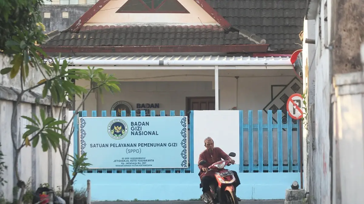 PENDATAAN: Warga melintas di depan bangunan yang difungsikan sebagai SPPG BGN, di kawasan Jetisharjo, Kemantren Jetis, Kota Jogja, Jumat (10/7/2026). GUNTUR AGA TIRTANA/RADAR JOGJA