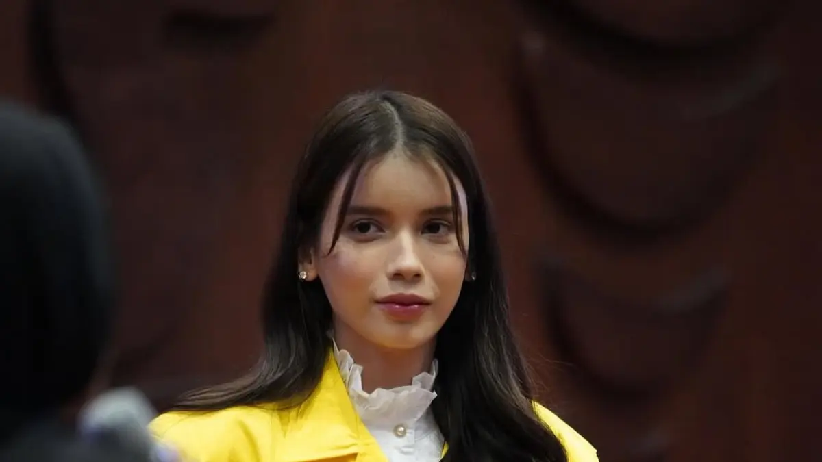 Potret Sabrina Khairunnisa mengenakan almet kuning UI