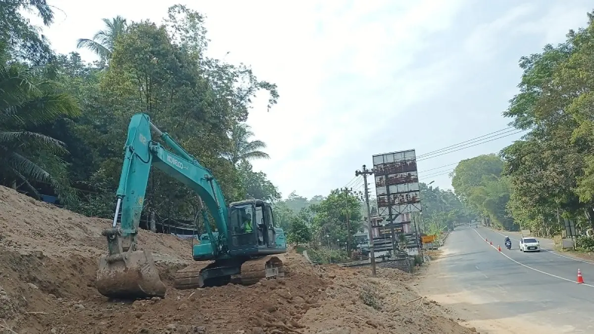 MULAI DIKERJAKAN : Pekerja dengan menggunakan alat berat telah memulai pembangunan Jalur Penyelamat Darurat (JPD) di ruas Jalan Bener-Maron tepatnya di turunan curam Kalijambe. (M Hafied/Radar Jogja)