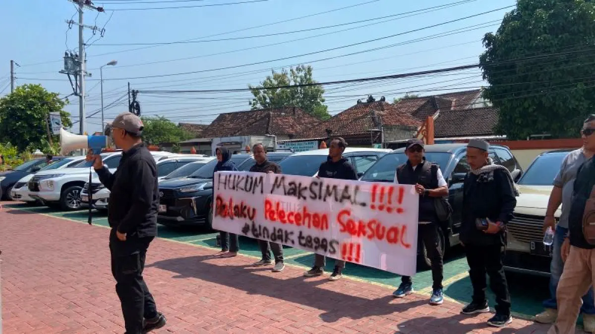 BENTUK PENGAWALAN KASUS: Anggota Aliansi Rakyat Peduli Indonesia saat menggelar aksi damai di halaman Pengadilan Negeri (PN) Bantul Senin (13/7). Mereka meminta aparat penegak hukum segera memastikan hukuman bagi pelaku pelecehan anak.&nbsp;(Cintia&nbsp;Yuliani/Radar Purworejo)