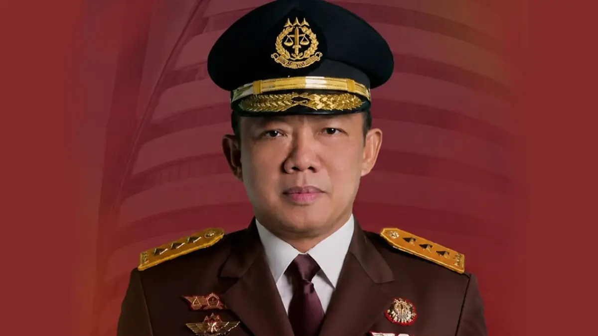 Potret Febrie Adriansyah saat mengenakan seragam dinas resmi Kejaksaan dengan atribut jabatan yang melekat. (X/Chaaaaww)