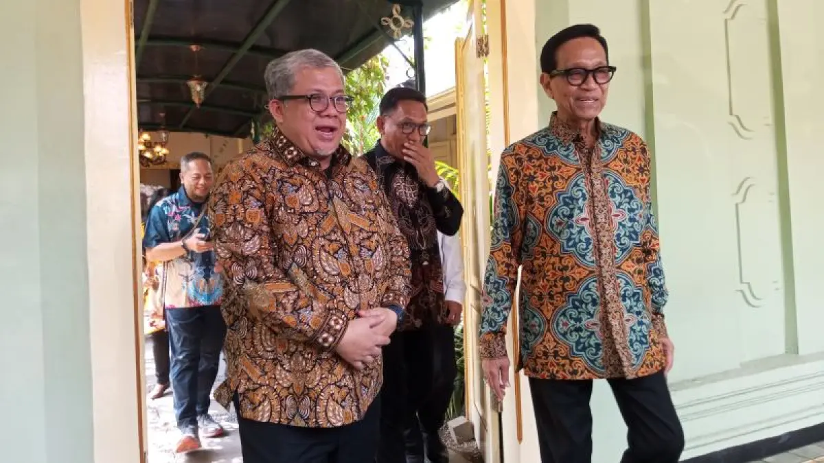 KUNJUNGAN KERJA: Wakil Menteri PKP Fahri Hamzah ditemani Gubernur DIY HB X saat memberikan keterangan kepada wartawan di Kepatihan Selasa (14/7). (Yusuf Bastiar/Radar Jogja)