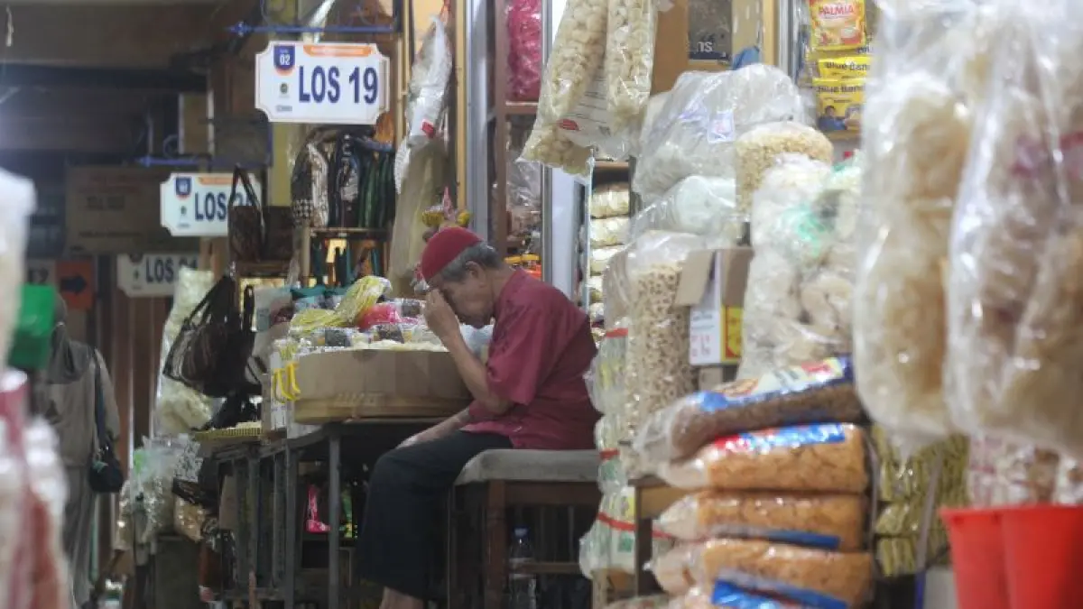 SEPULUH TAHUN SEKALI: Suasana aktivitas perekonomian di salah satu los Pasar Beringharjo, Kota Jogja Selasa (14/7). BPS Kota Jogja memastikan masyarakat dapat mengisi formulir sensus ekonomi secara mandiri melalui tautan khusus CAWI apabila tidak nyaman diwawancarai petugas.&nbsp;(GUNTUR AGA TIRTANA/RADAR PURWOREJO)