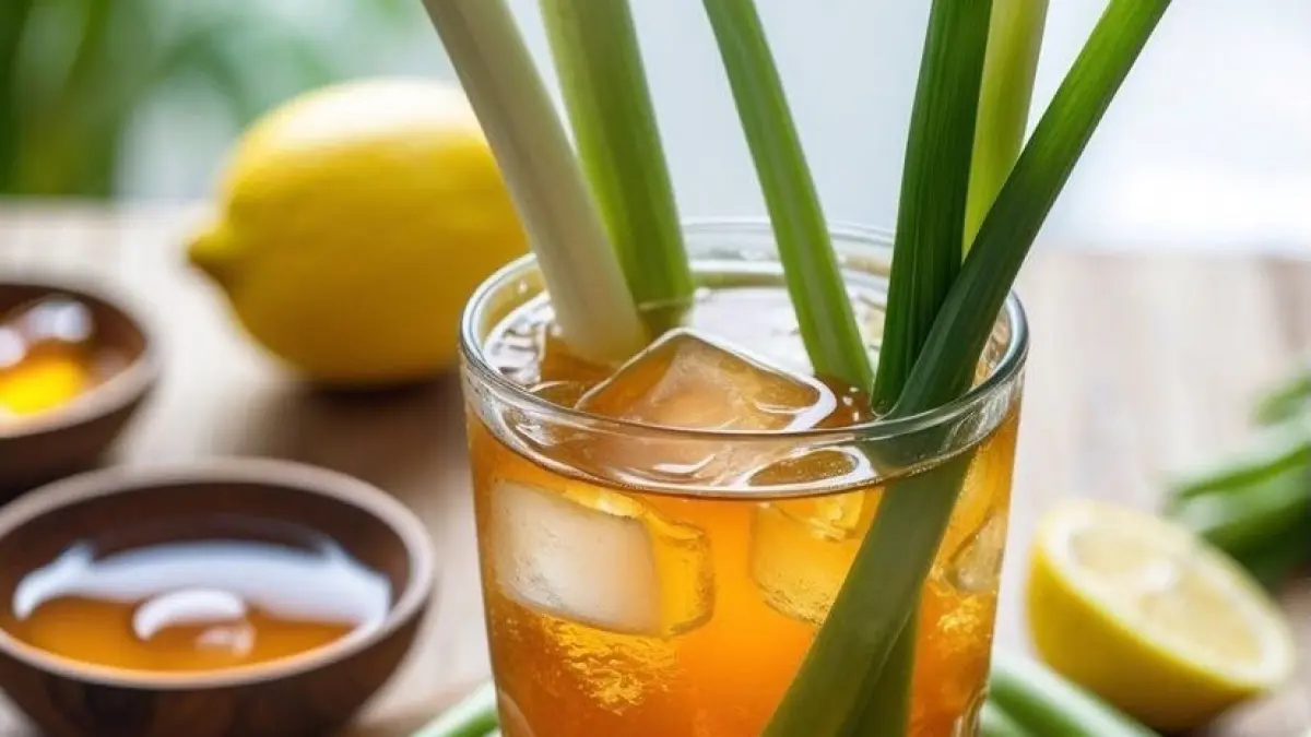 Segelas teh Sereh dikenal sebagai minuman herbal yang memiliki beragam manfaat bagi kesehatan. (Pinterest / Drinks Mix)