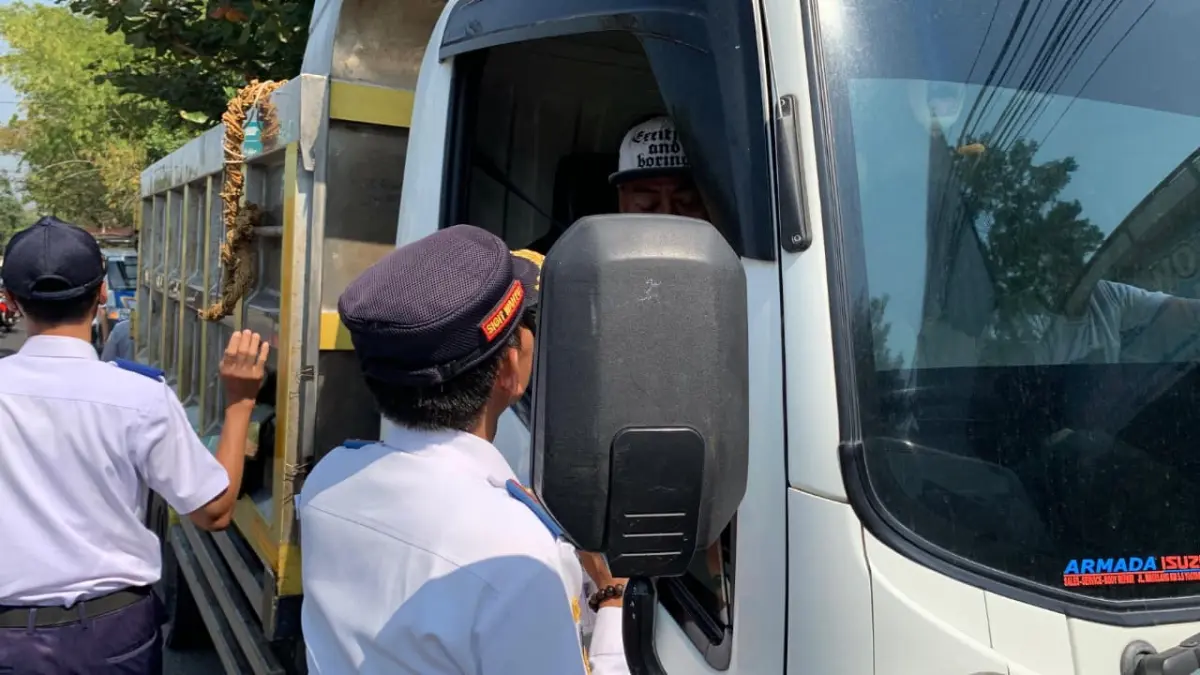 Tim Gabungan dari&nbsp; personel Dishub hingga Polres Kulon Progo menggelar operasi untuk kendaraan angkutan.
