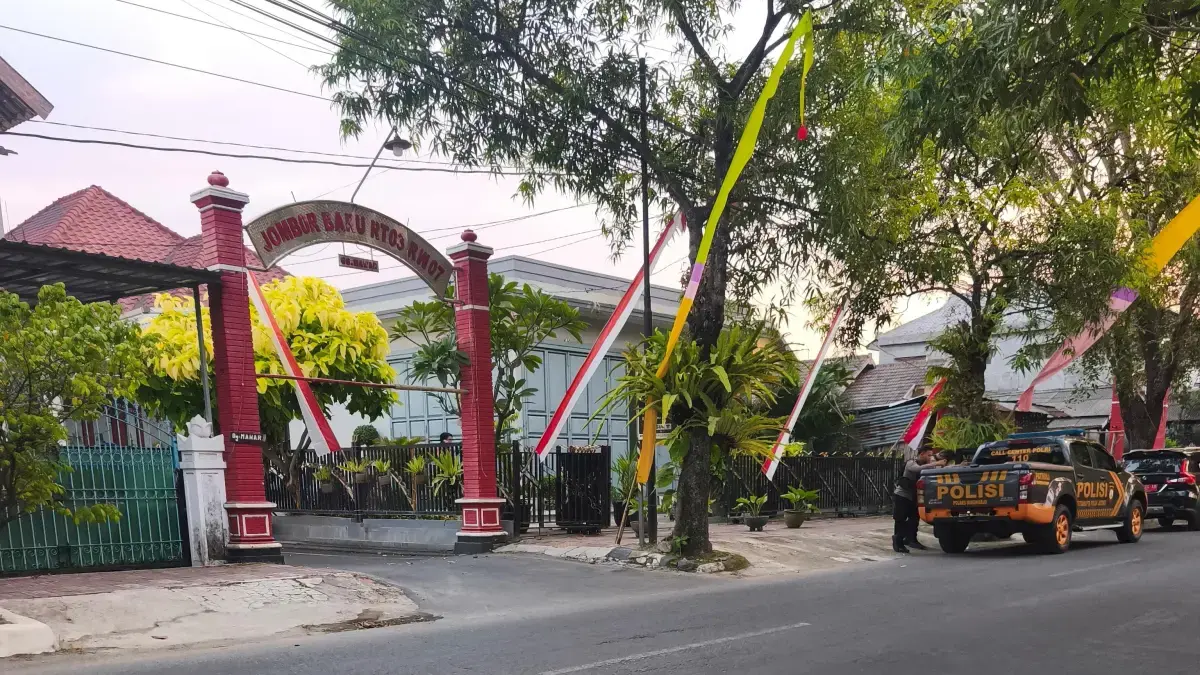 Gapura masuk ke rumah istri tersangka pemerasan Kepala BPKAD Richard Tri Handoko di Jombor, Sukoharjo, Kamis (16/7/2026). (Foto: Iwan Kawul/Radar Solo)