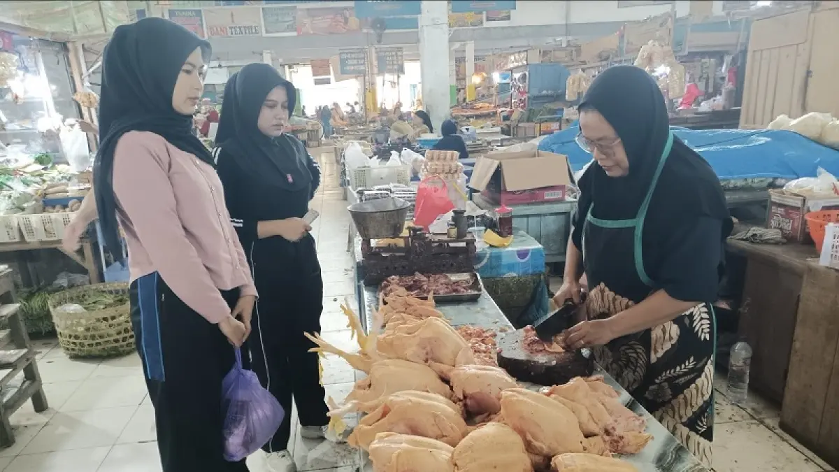 TRANSAKSI: Pedagang di Pasar Tumenggungan Kebumen sedang melayani pembeli seiring kenaikan harga sejak sepekan terakhir. (M Hafied/Radar Jogja)