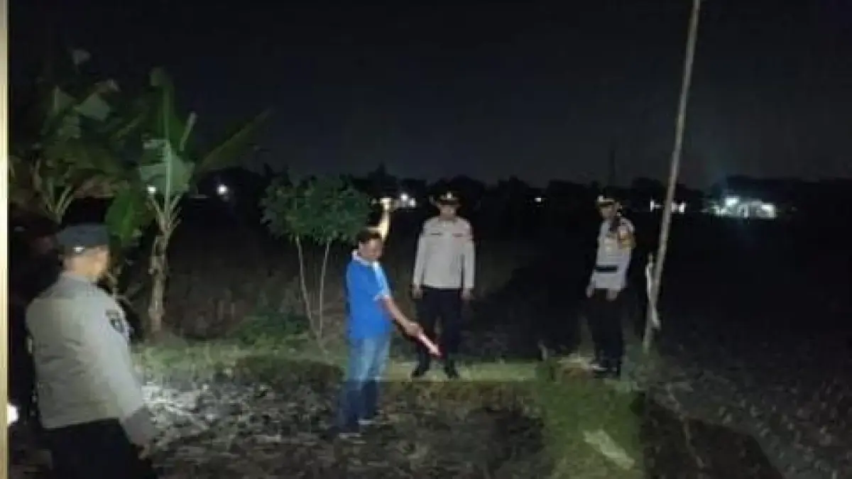 Ahmad Khairudin/Radar Solo
Polisi olah TKP kasus peluru nyasar yang menewaskan petani Dukuh Manyaran, Desa Manyarejo, Kecamatan Plupuh, Sragen.&nbsp;