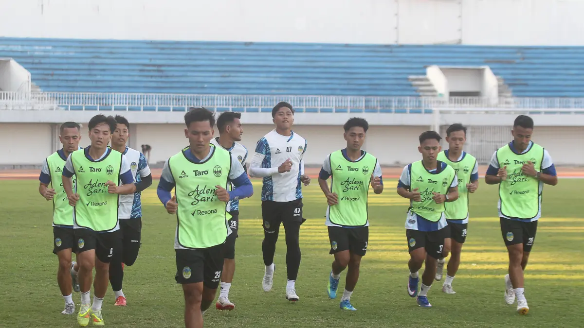 Para pemain PSIM Jogja berlatih di Stadion Mandala Krida