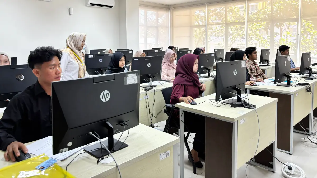 Para peserta SM-ODS Untidar mengerjakan ujian di Kampus Sidotopo, Senin (20/7).