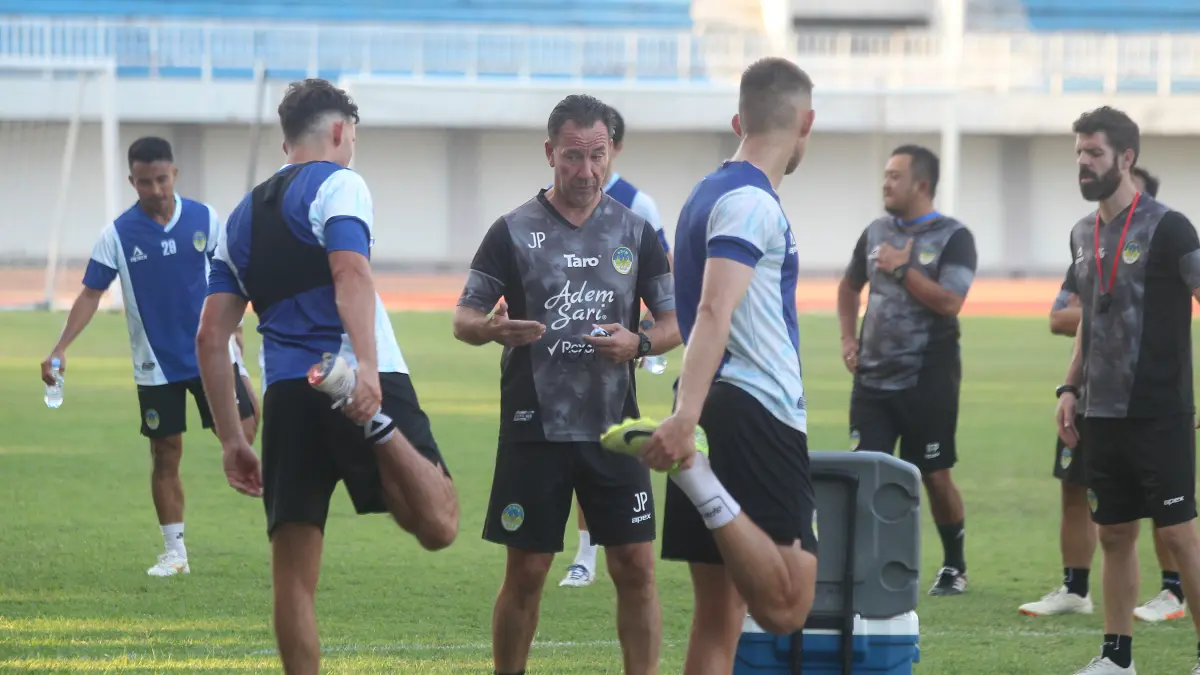 Pelatih PSIM Jogja Van Gastel memberikan instruksi pada pemainnya