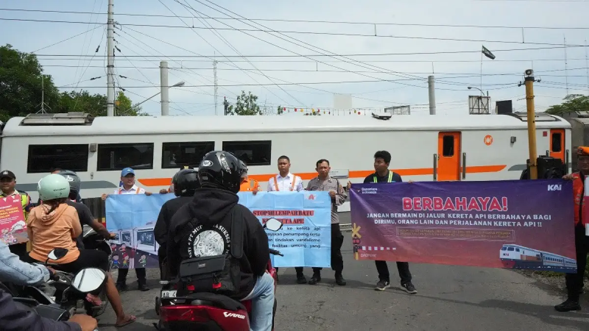 PASCA-KEJADIAN: Usai perbaikan palang pintu perlintasan sebidang JPL 349 di petak Jalan Maguwo-Lempuyangan, petugas langsung memberikan edukasi ke pengguna jalan dengan cara membentangkan spanduk. (Dokumentasi/KAI DOP 6)