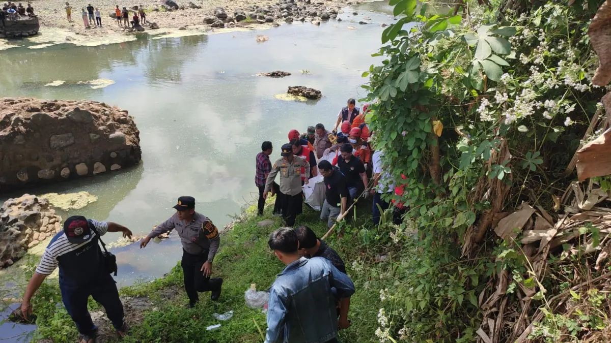 Petugas melakukan olah tempat kejadian perkara dan mengevakuasi jenazah remaja yang ditemukan di bantaran Sungai Bogowonto atau persisnya berada di bawah Jembatan Buh Lewung.(Dokumentasi BPBD Purworejo)