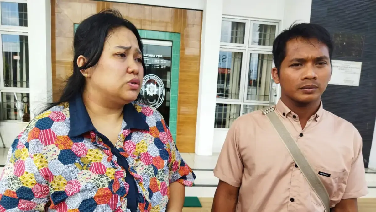 Ahmad Khairudin/Radar Solo
Kuasa hukum Rieka Putri Tampubolon dan pelapor Ngadiono dalam kasus rebutan lahan supeltas.