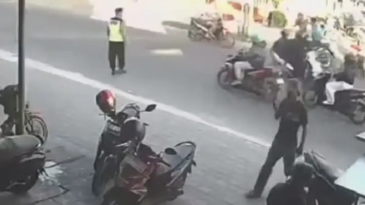 CCTV detik-detik anggota polisi di Bantul tertabrak motor di 
