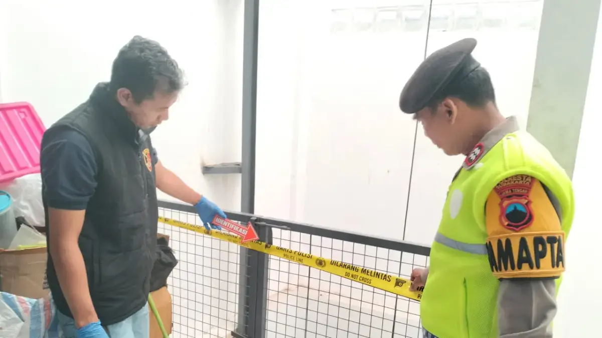 Humas Polresta Solo
Polisi melakukan olah TKP di lokasi lift barang jatuh yang menewaskan satu korban di Nusukan, Banjarsari, Solo, Rabu (22/7).