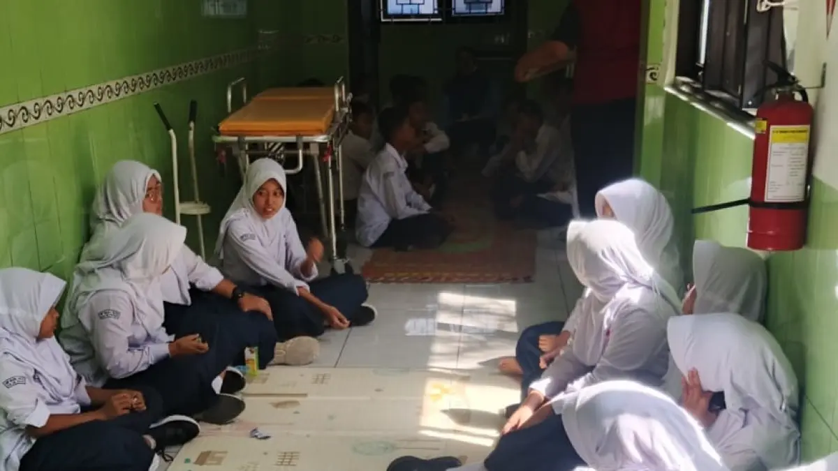 Siswa SMPN 3 Wates merintih kesakitan saat di IGD Puskesmas Wates.