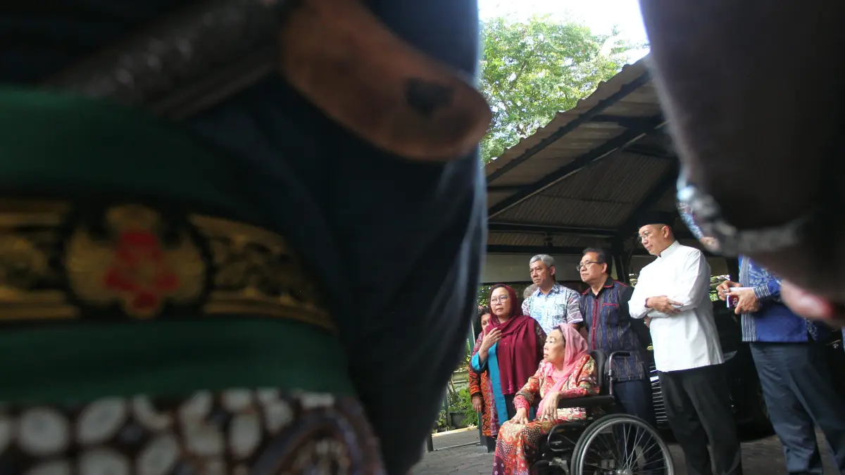 Sejumlah tokoh Gerakan Nurani Bangsa (GNB), di antaranya Sinta Nuriyah Abdurrahman Wahid, Alissa Wahid, Lukman Hakim Saifuddin, dan Laode M. Syarif, memberikan keterangan pers usai bersilaturahmi dengan Gubernur DIJ sekaligus Raja Keraton Jogja, Sri Sultan HB X, di Keraton Kilen, kemarin (23/7). Rombongan GNB menyampaikan keresahan masyarakat terkait krisis kepercayaan publik terhadap penyelenggara negara dan mendesak pengesahan Undang-Undang Perampasan Aset. 