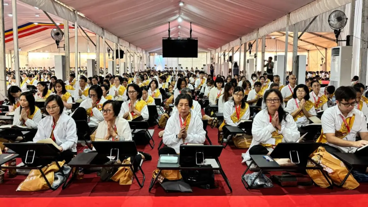 Para umat Buddha tengah melantunkan Tipitaka di Taman Lumbini, kompleks Candi Borobudur, Jumat (24/7).