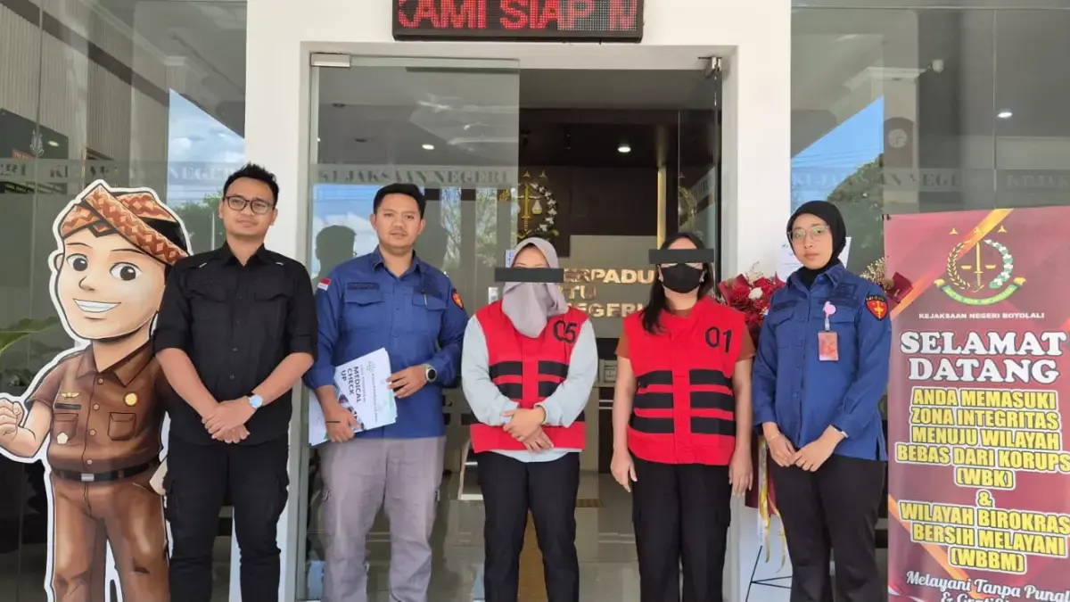 DOK.KEJARI BOYOLALI&nbsp;
Dua oknum pegawai PT Aneka Karya (Perseroda) Boyolali memakai rompi tahanan. Mereka menjadi tersangka dugaan korupsi pembayaran pembelian pupuk bersubsidi.