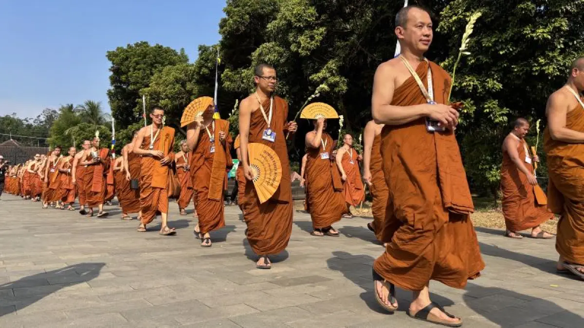 KHIDMAT: Ribuan umat Buddha mengikuti prosesi Pujayatra dari Candi Mendut menuju Candi Borobudur Minggu (26/7). (NAILA NIHAYAH/RADAR PURWOREJO)