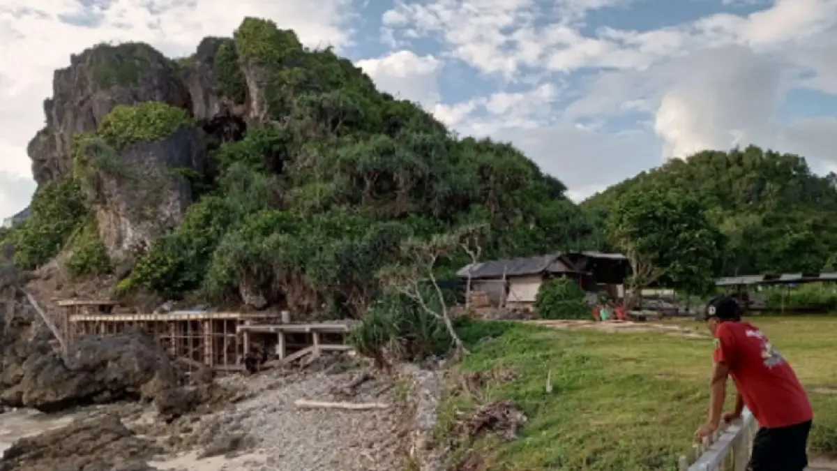 Warga Kapanewon Tanjungsari sedang memandangi pembangunan di area perbukitan karst Pantai Watu Bolong. DOK. RADAR JOGJA